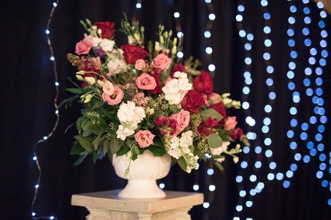 Custom Floral Arrangement at Gettysburg Wedding – Photography by Maria Silva-Goya